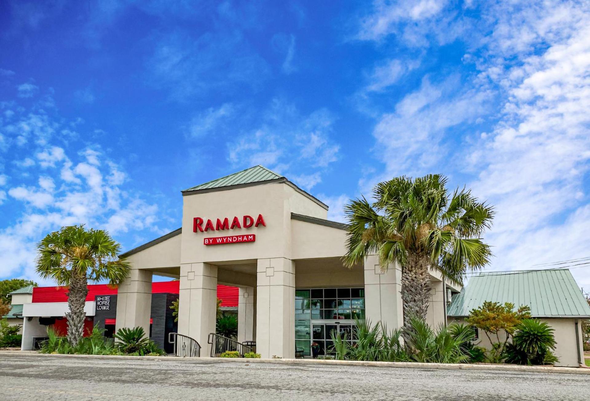 Ramada By Wyndham Del Rio Hotel Exterior foto